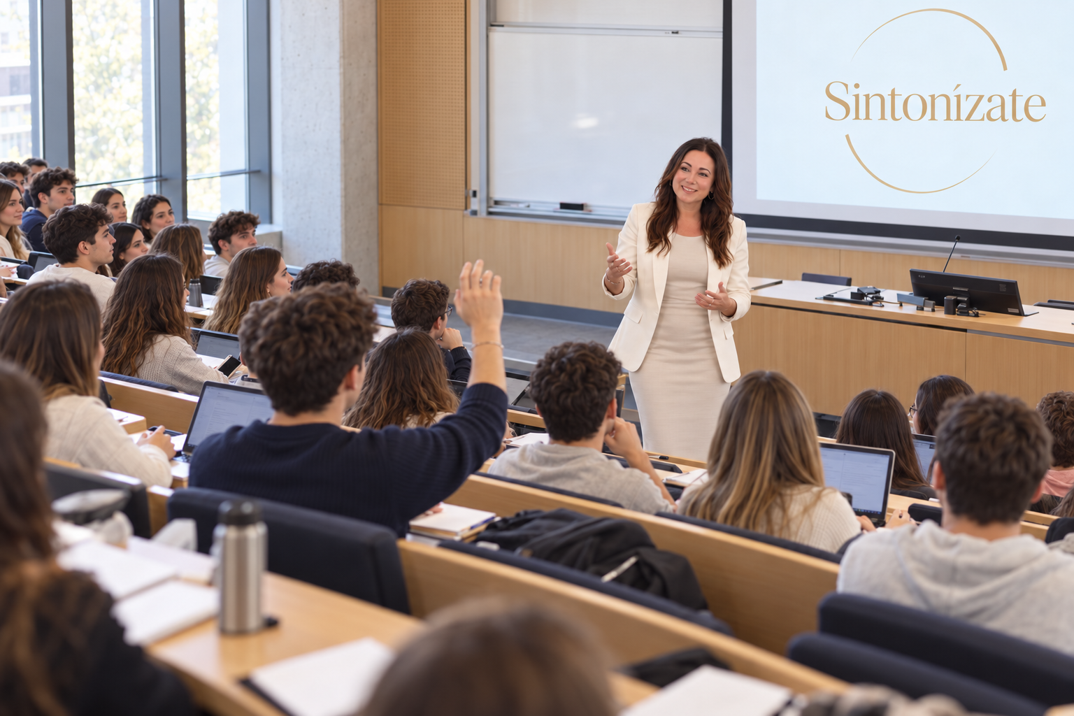 Melani Calabuig ante un aula universitaria